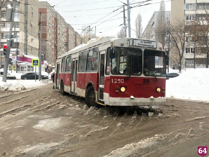 В Саратове пассажиры с криками «Ура!» толкали застрявший троллейбус 