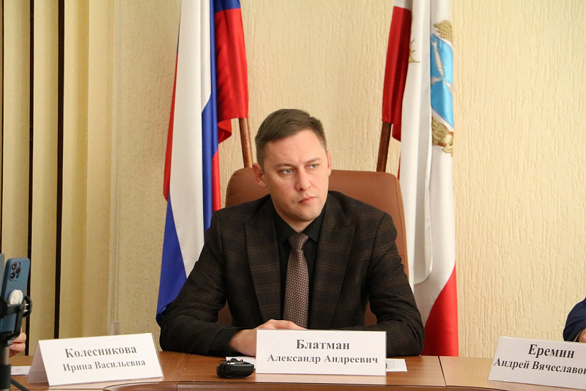 Жителей Саратова возмутил мужской клуб около церкви