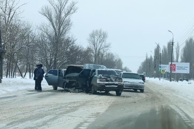 Пассажир легковушки травмировался в аварии под Саратовом