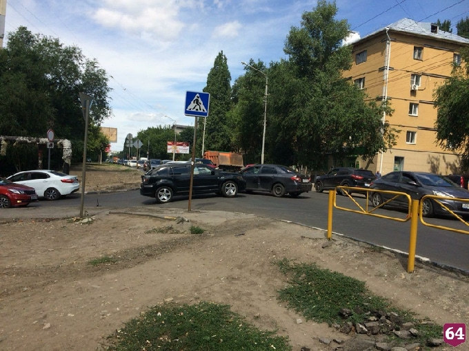 Улицу Навашина перекрыли две столкнувшиеся иномарки