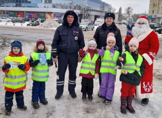 В Энгельсе дети дарили водителям «снежинки безопасности»