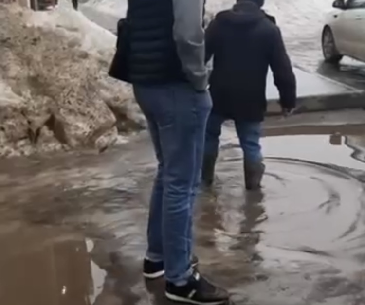 Саратовцы показали реку во дворе многоэтажки под хит Пугачевой