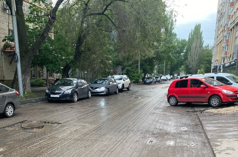 Жительница Саратова рассказала о забытой дорожниками улице
