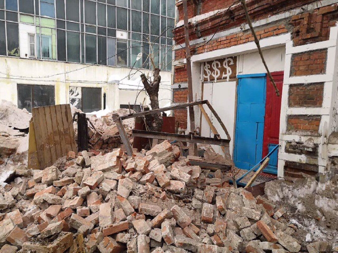 В Саратове из-за снега обрушился фасад 2-этажного дома