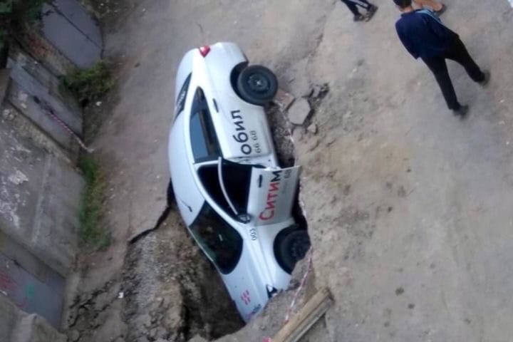 Такси с пассажирами провалилось в дорожную яму