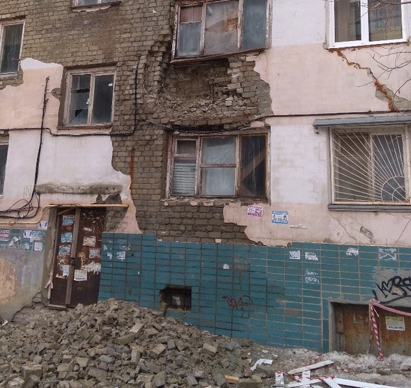 В Саратове обрушилась стена жилого общежития