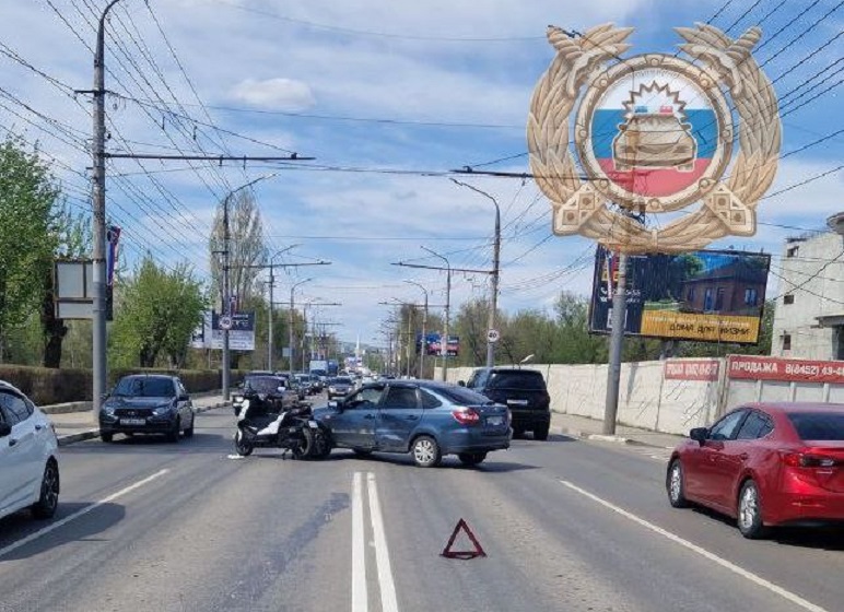 Мотоциклистка попала в ДТП перед мостом в Саратов