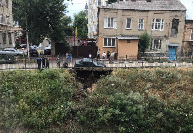 На Валовой в размытую водой яму на дороге провалилась «Лада»