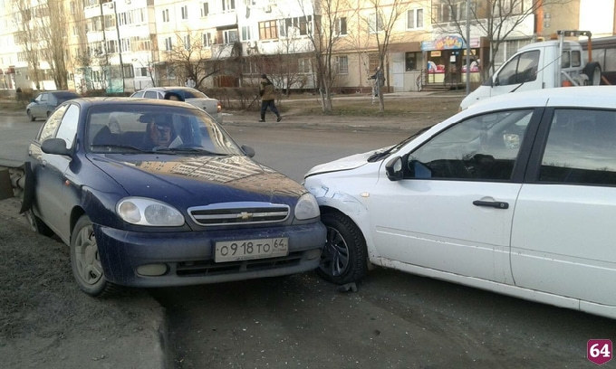 В Саратове протаранившая «Гранту» иномарка повисла на отбойнике
