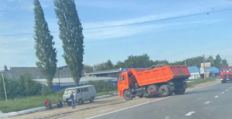 В Саратове мотоциклист покалечился в ДТП с КамАЗом