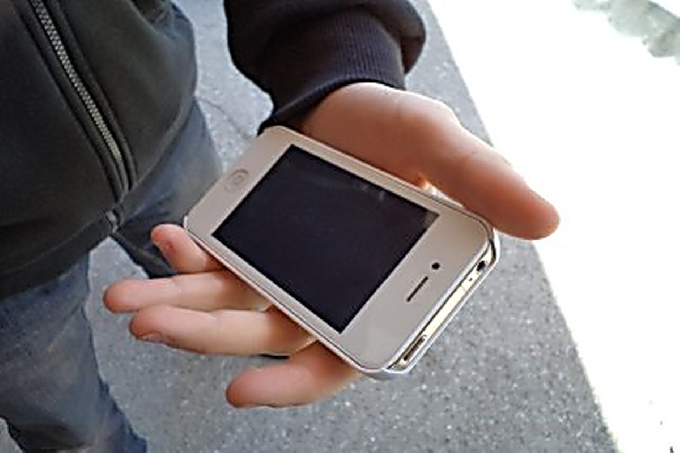 Грабители отобрали у горожанина iPhone и скрылись на автомобиле