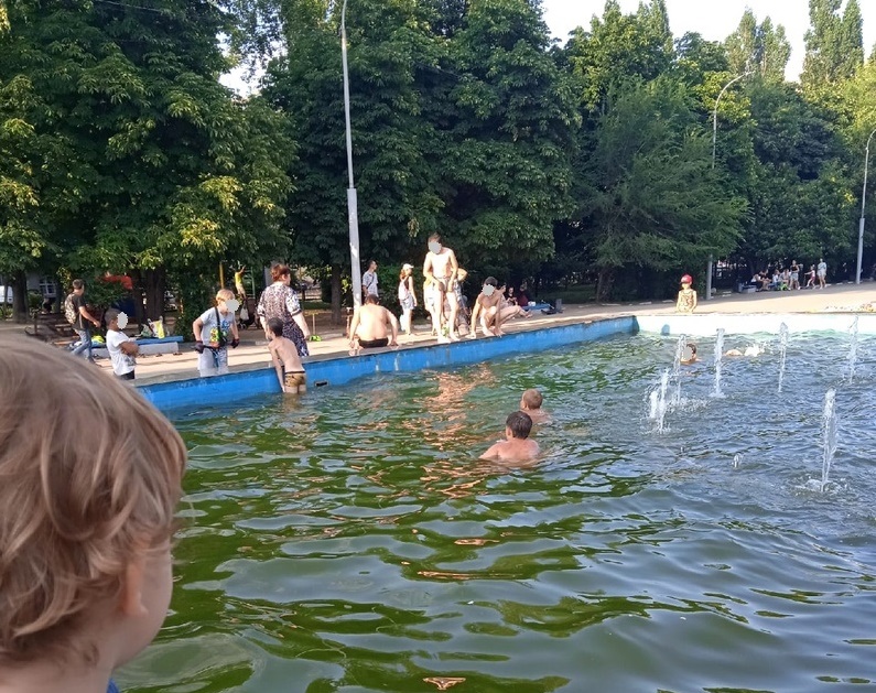 В Саратове дети купаются в фонтане после бомжей