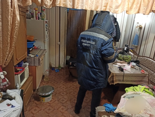 В Саратове мужчина убил сожительницу вилкой 