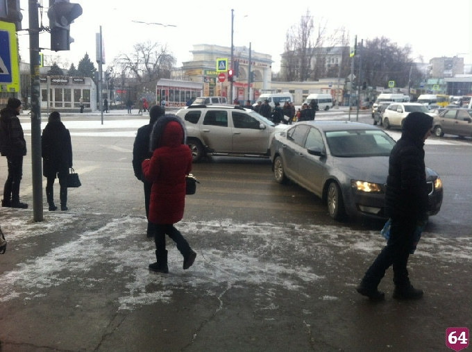 Саратовский автохам припарковался на пешеходном переходе у вокзала