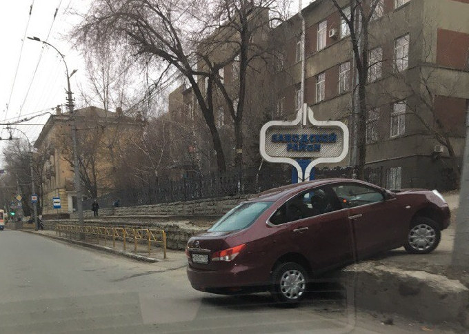 На Чернышевского иномарка повисла на бордюре