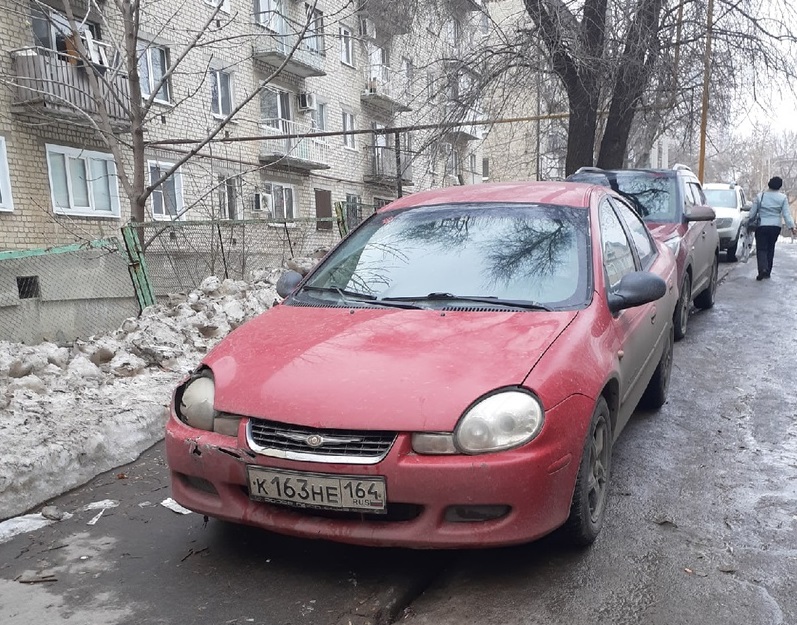 В Саратове автохамы паркуют машины на тротуаре у школы