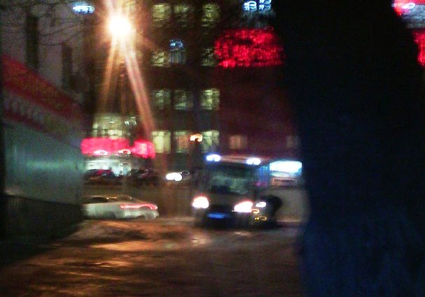В Саратове маршрутка провалилась в яму у торгового центра