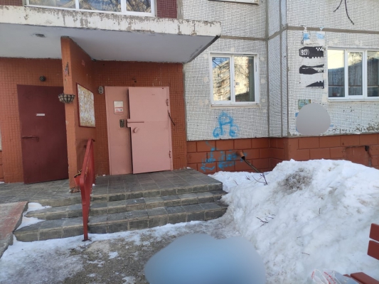 У подъезда многоэтажки под Саратовом нашли труп пенсионера 