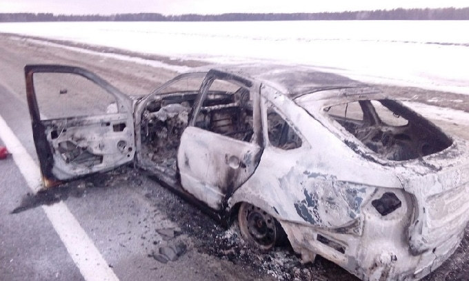 Ночной пожар уничтожил брошенный на трассе автомобиль 