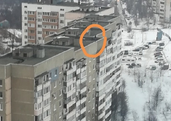 Саратовец «гулял» по краю крыши высотки 