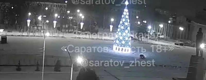 Автомобилист катался вокруг главной елки Саратова 