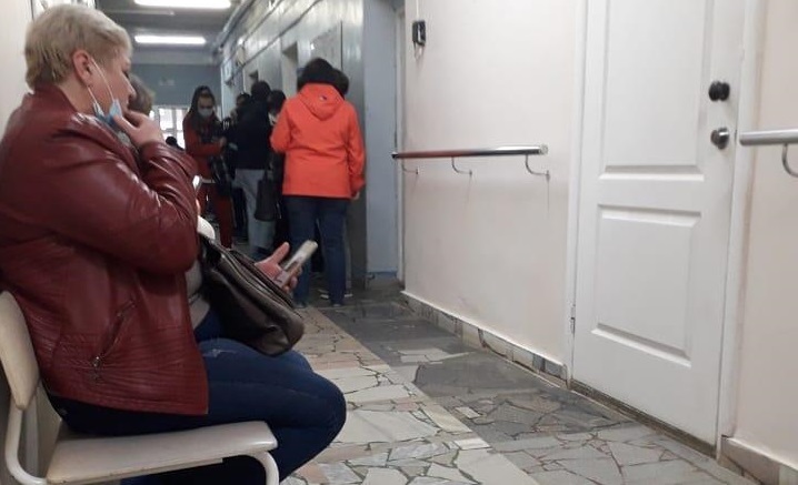 Жители Саратова массово сообщают об очередях в поликлиниках