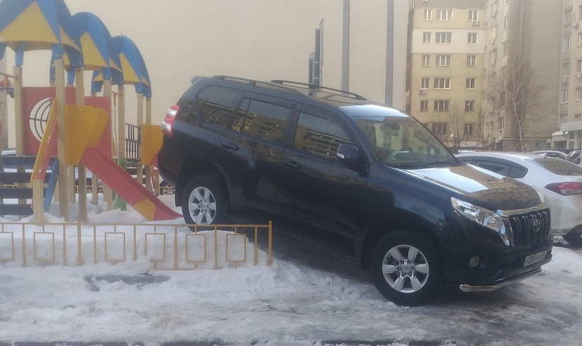 Жителя Саратова оштрафовали за парковку на детской площадке