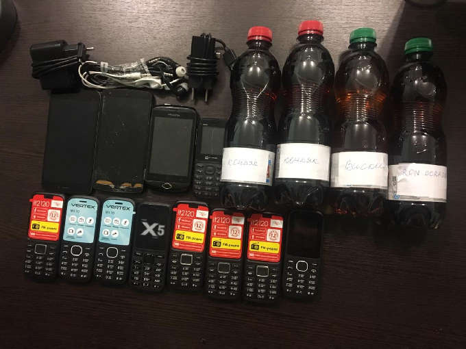 Саратовские студенты пытались перебросить в колонию 12 мобильных и спиртное