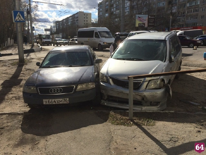 «Мазда» без водителя пролетела 200 метров, врезалась в маршрутку и «Ауди» 