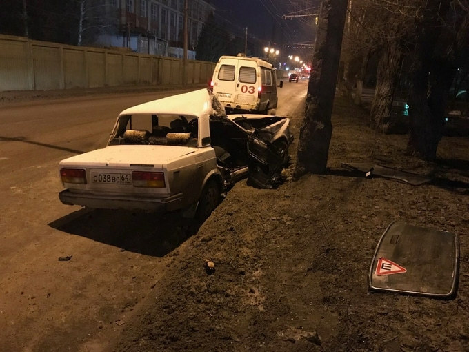 В Саратове пожилой водитель протаранил столб