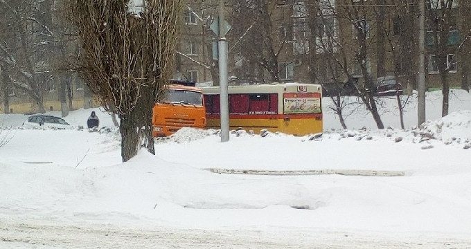 В Саратове мусоровоз врезался в автобус
