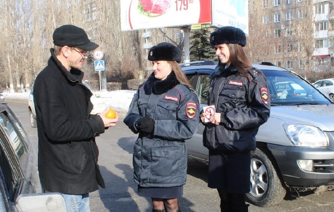 Перед рейдом «Нетрезвый водитель» автоинспекторы раздавали апельсины 