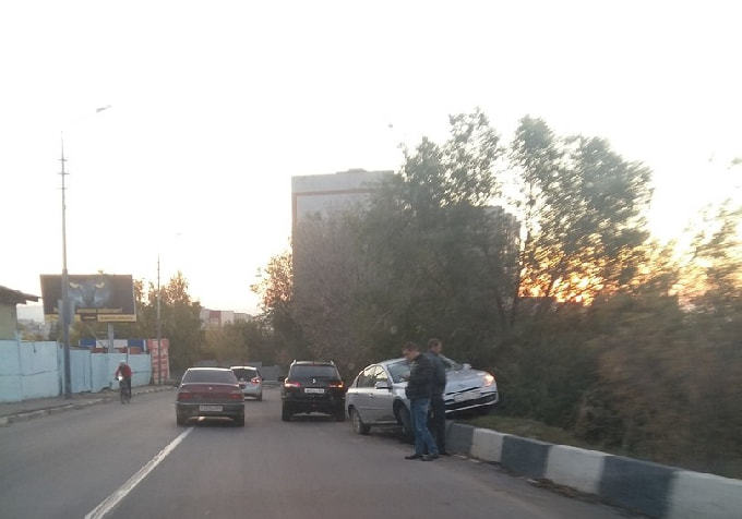 На Новоузенской иномарку вынесло на высокий бордюр