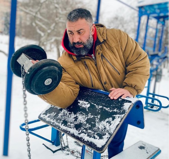 Саратовский силач позвал жителей испытать новые тренажеры