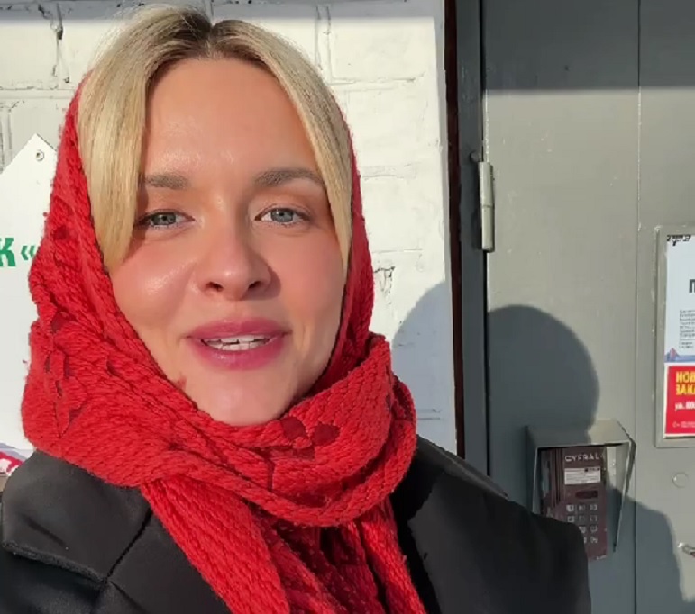 Победительница «Голоса» устроила родным из Энгельса сюрприз на Новый год