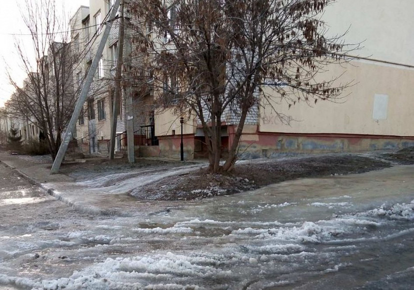 Саратовцам пообещали расчистить обледеневшие после потопа улицы 
