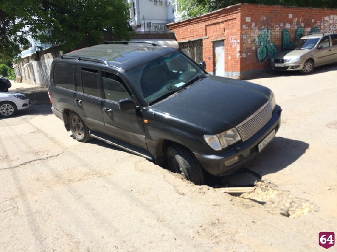 На Чернышевского под внедорожником провалился асфальт