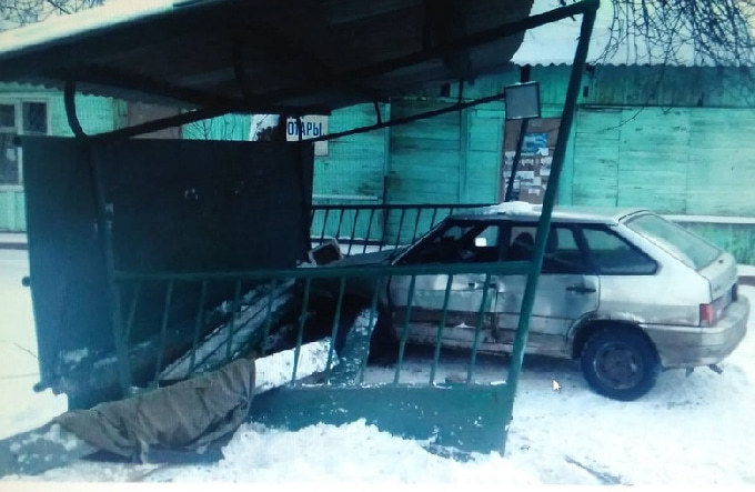 Автомобиль врезался в остановку, пострадали женщина и ребенок