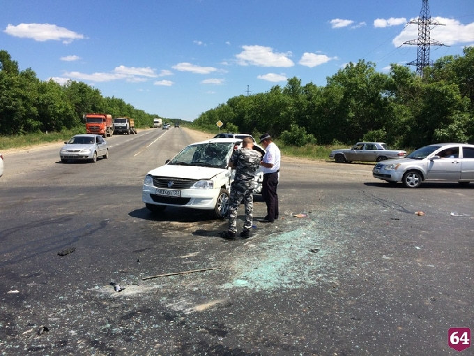 Под Саратовом в аварии с иномаркой из Краснодара пострадали 5 человек