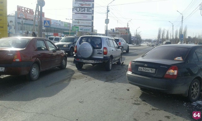 Авария у автосалона спровоцировала пробку до Юбилейного