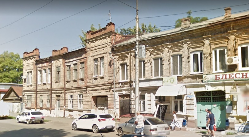 В Саратове семья с грудным ребенком живет в страхе обрушения крыши