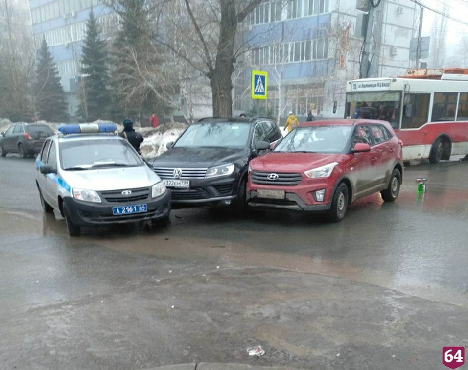 В центре Саратова 2 иномарки врезались в полицейский автомобиль