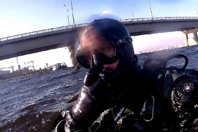 Кубанский дайвер обследовал затонувший в Саратове ледокол 