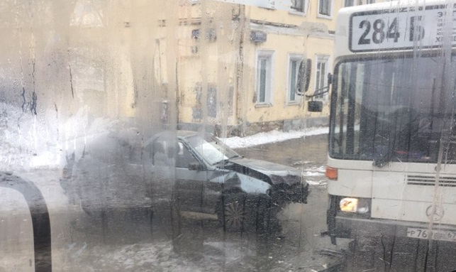 На Московской столкнулись «Лада» и энгельсский автобус