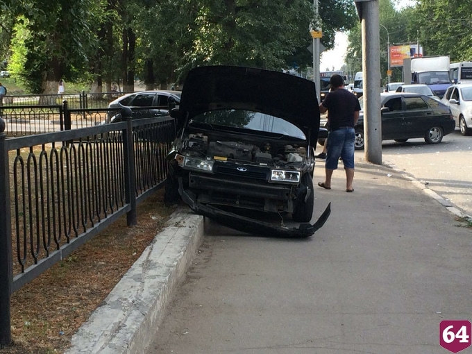 В Саратове «Лада» протаранила автомобиль и врезалась в ограждение