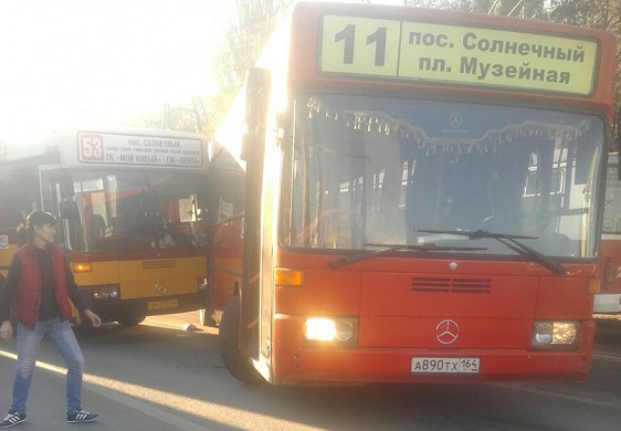 На 1-й Дачной автобус въехал в дверь конкурента