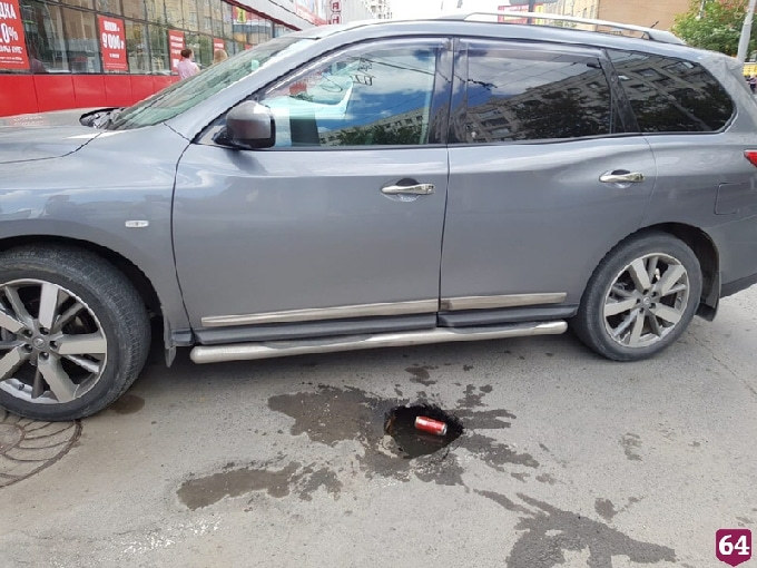 Саратовец провалился в яму на парковке у магазина