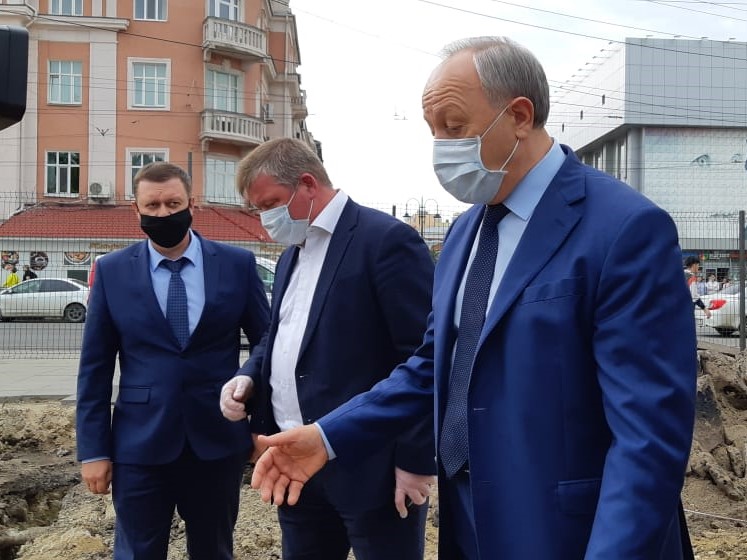 Губернатор проинспектировал замену труб рядом с площадью Кирова