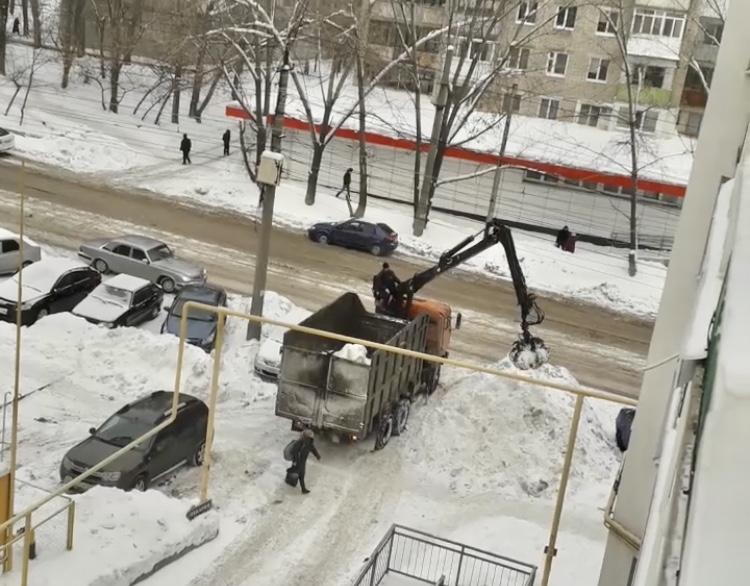 В Саратове снег собирали «шипцами» мусоровоза
