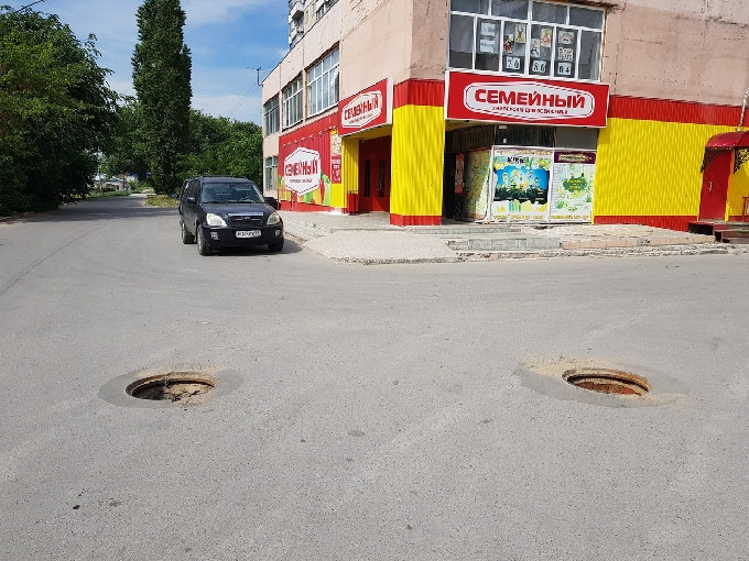 Саратовцы заметили рядом с детским садом 2 открытых колодца